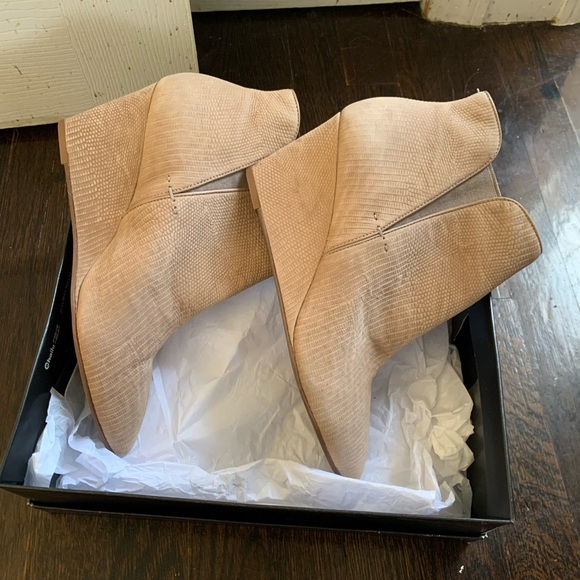 Steven Madden beige modern pointed toe ankle boots - Picture 5 of 6